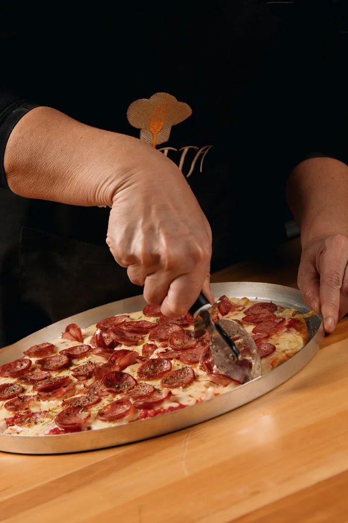 Finalização de pizza de calabresa