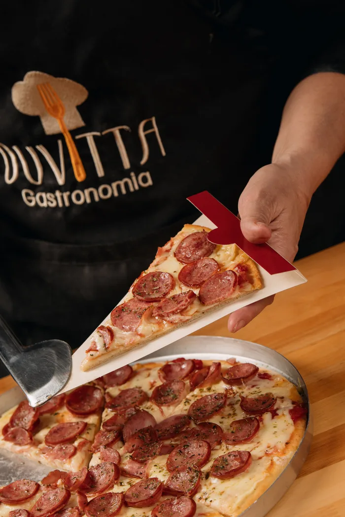 Fatia de pizza servida na hora