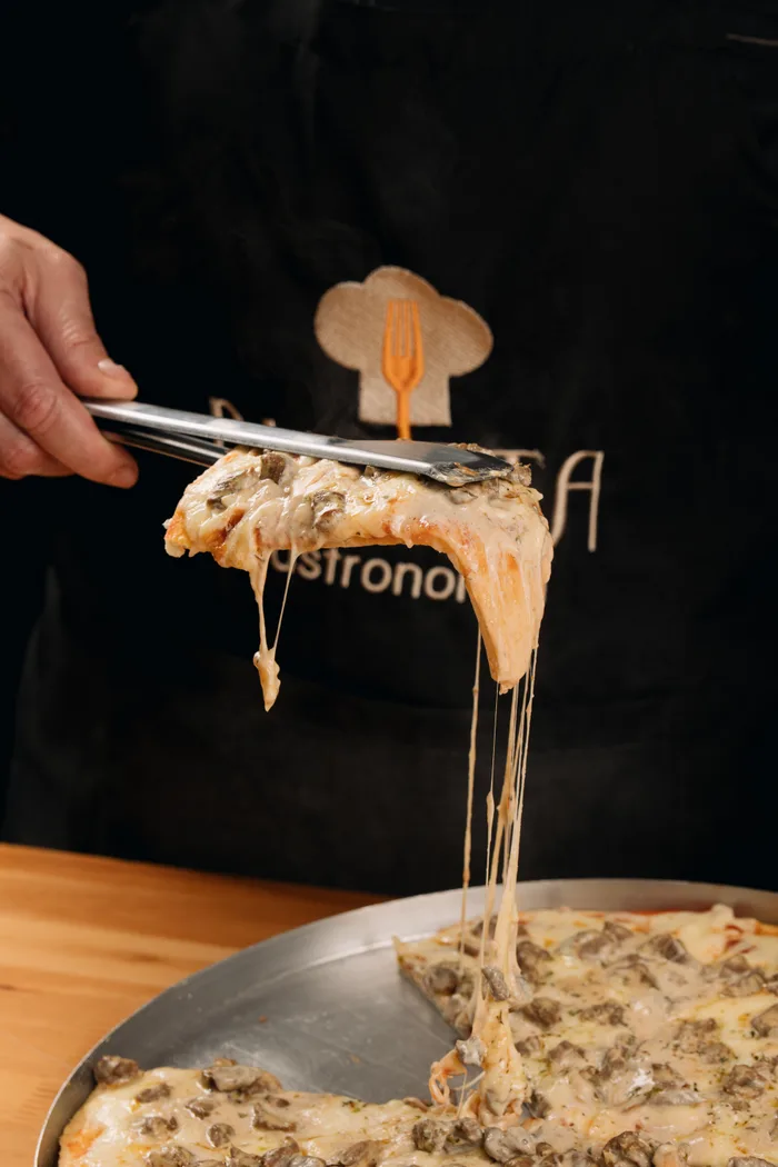 Pizza artesanal com queijo