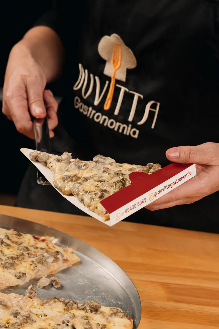 Pizza artesanal sendo servida