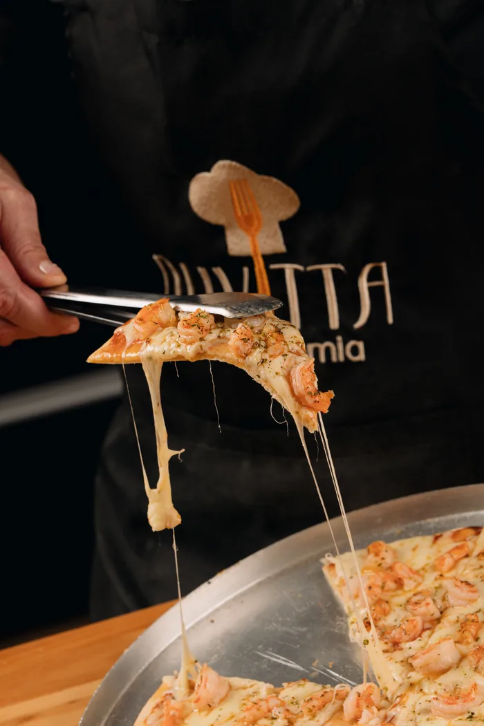 Fatia de pizza com queijo derretido